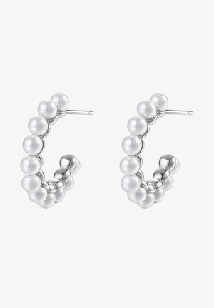 Pendientes de aro de plata que presentan una fila de perlas blancas esféricas y un acabado metálico pulido, diseñados para crear una forma circular.