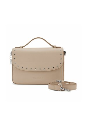 Borsa a tracolla in pelle beige con chiusura a patta, decorata con borchie in argento, include una tracolla staccabile e un manico superiore.
