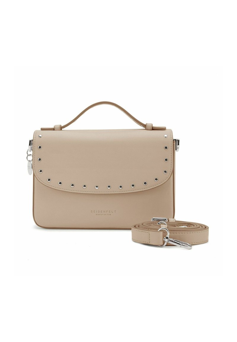 Borsa a tracolla in pelle beige con chiusura a patta, decorata con borchie in argento, include una tracolla staccabile e un manico superiore.