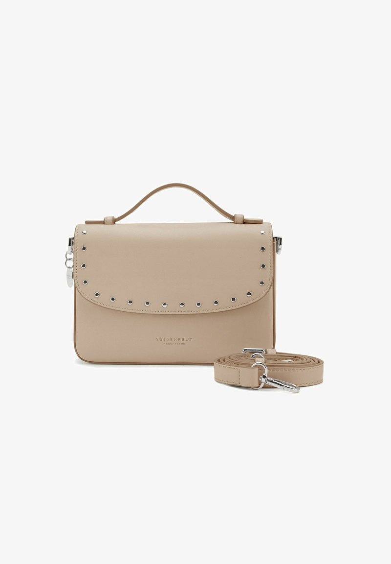 Borsa a tracolla in pelle beige con chiusura a patta, decorata con borchie in argento, include una tracolla staccabile e un manico superiore.