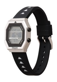 Reloj digital con caja octagonal de plata, pantalla LCD negra y correa de goma negra con logotipos blancos y cierre de hebilla.