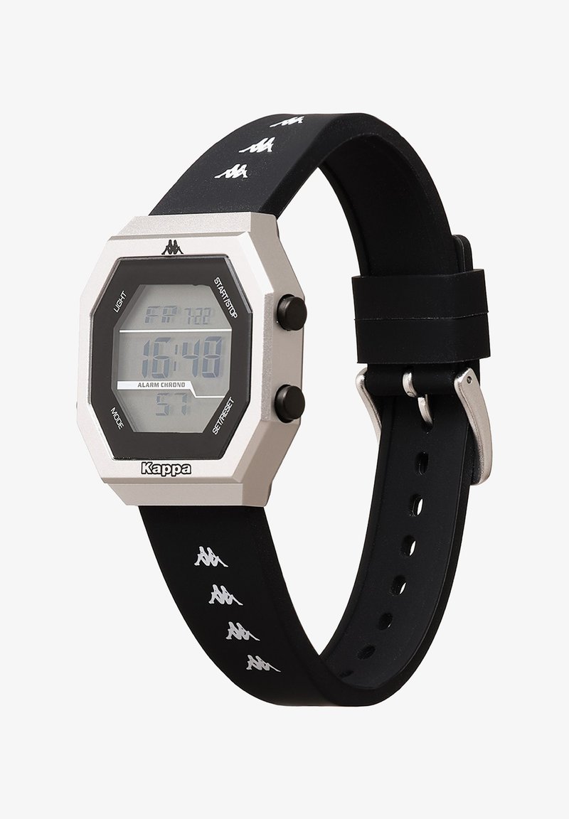 Digital klocka med ett oktagonalt silverhus, svart LCD-display och svart gummirem med vita logotyper och spännare.