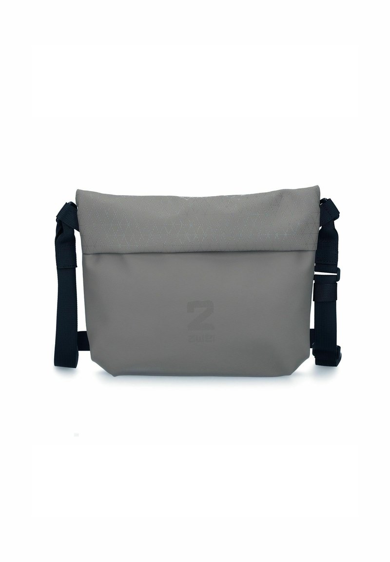 Borsa a tracolla grigia con chiusura zip a texture; presenta una tracolla imbottita e un logo discreto sul davanti.
