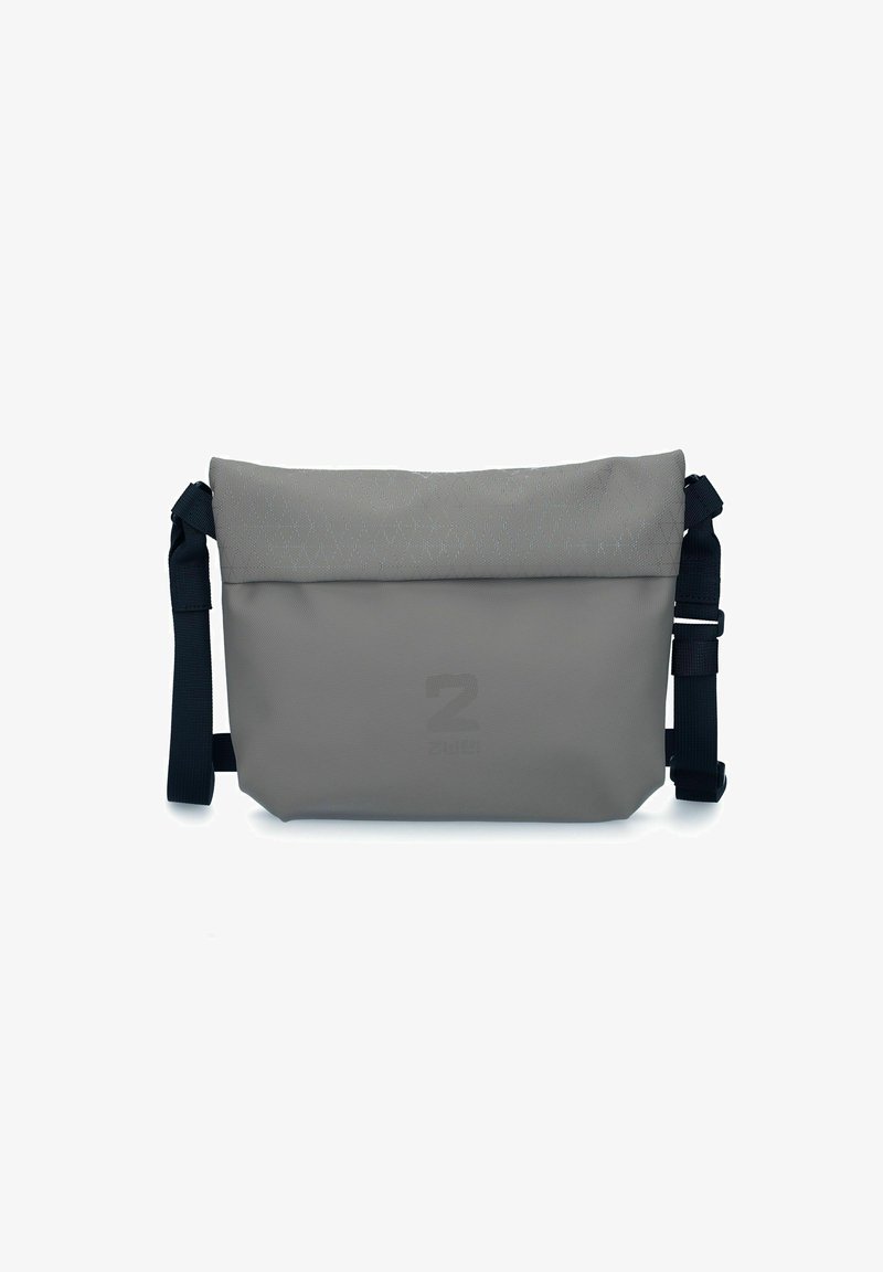 Graue Umhängetasche mit strukturiertem, Reißverschlussverschluss; verfügt über einen gepolsterten Schultergurt und ein dezentes Logo auf der Vorderseite.
