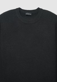 Dunkelgrauer Pullover aus weichem Strickmaterial, mit Rundhalsausschnitt und gerippten Bündchen, und einem sichtbaren Markenetikett innen.