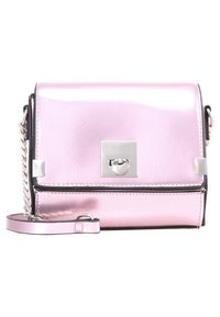 Borsa a tracolla metallizzata rosa con finitura testurizzata, hardware argentato, una chiusura rettangolare e una tracolla removibile con dettagli a catena.