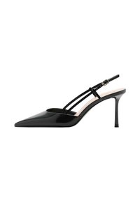Zwarte slingback pump van lakleer met een puntige neus, een dunne verstelbare band en een stilettohak. Gladde textuur en minimale details.