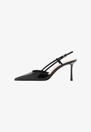 Escarpin slingback en cuir verni noir avec bout pointu, fine bride réglable et talon aiguille. Texture lisse et détails minimalistes.