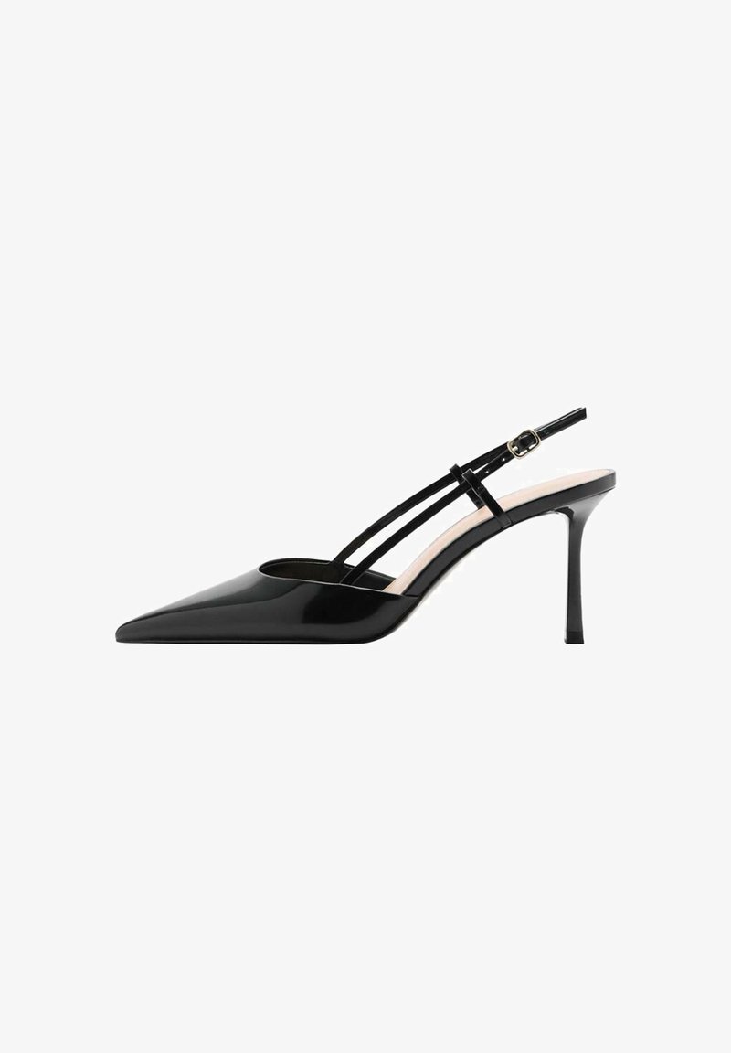 Zwarte slingback pump van lakleer met een puntige neus, een dunne verstelbare band en een stilettohak. Gladde textuur en minimale details.