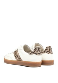 Sneakers in pelle bianca con accenti in stampa leopardata sui lati e sul retro, dotati di una suola in gomma marrone e superficie testurizzata.