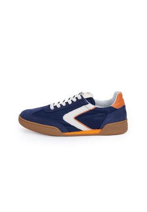 Sneaker low-top in tessuto blu navy e suede, dettagli bianchi e arancioni, lacci bianchi e suola in gomma color gomma su sfondo bianco.
