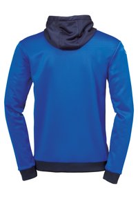 Felpa con cappuccio di un blu vivace con una texture liscia e lucida. Presenta un cappuccio e polsini blu scuro, con una vestibilità attillata e atletica.