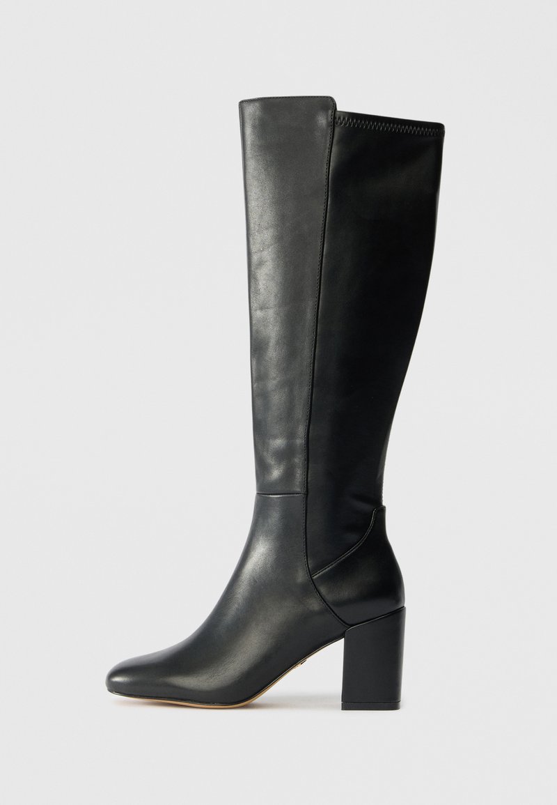 Juodos aukštos batai iki kelių, pagaminti iš sklandžios odos, su smailiu nosiu ir storu, kvadratiniu kulnu. Paprastas dizainas, su minimaliais siuvimo akcentais.