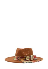 Hnědý klobouk z filcu se širokým okrajem, zdobený barevně vzorovaným šátkovým páskem a dekorativním bílým prošíváním na koruně.