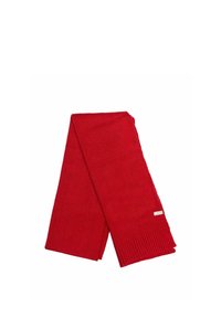 Czerwona dziergana szalik z prążkowaną fakturą, o prostokątnym kształcie i małym srebrnym oznaczeniem. Lekki i miękki materiał.