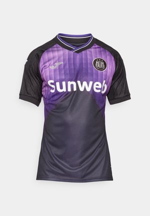 Μωβ και μαύρη κοντομάνικη φανέλα ποδοσφαίρου με διαγώνιες ρίγες και λαιμόκοψη σε σχήμα V. Διαθέτει λευκό κείμενο "sunweb" και ένα λογότυπο στο στήθος.