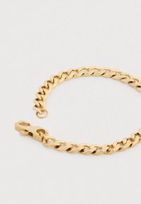 Armband aus goldfarbenem Metall mit ineinandergreifenden Gliedern, versehen mit einem Verschluss mit eingraviertem Markenlogo; glatte, polierte Oberfläche.