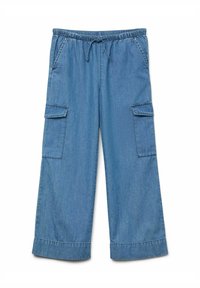 Pantalones cargo de mezclilla azul con cintura elástica, cordón, dos bolsillos laterales y dos bolsillos cargo en los muslos. Con dobladillos acampanados.