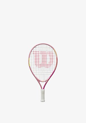 Raqueta de tenis con un marco de color rosa claro, cuerdas blancas y un prominente logo rojo de "W". Equipado con un mango blanco texturizado.