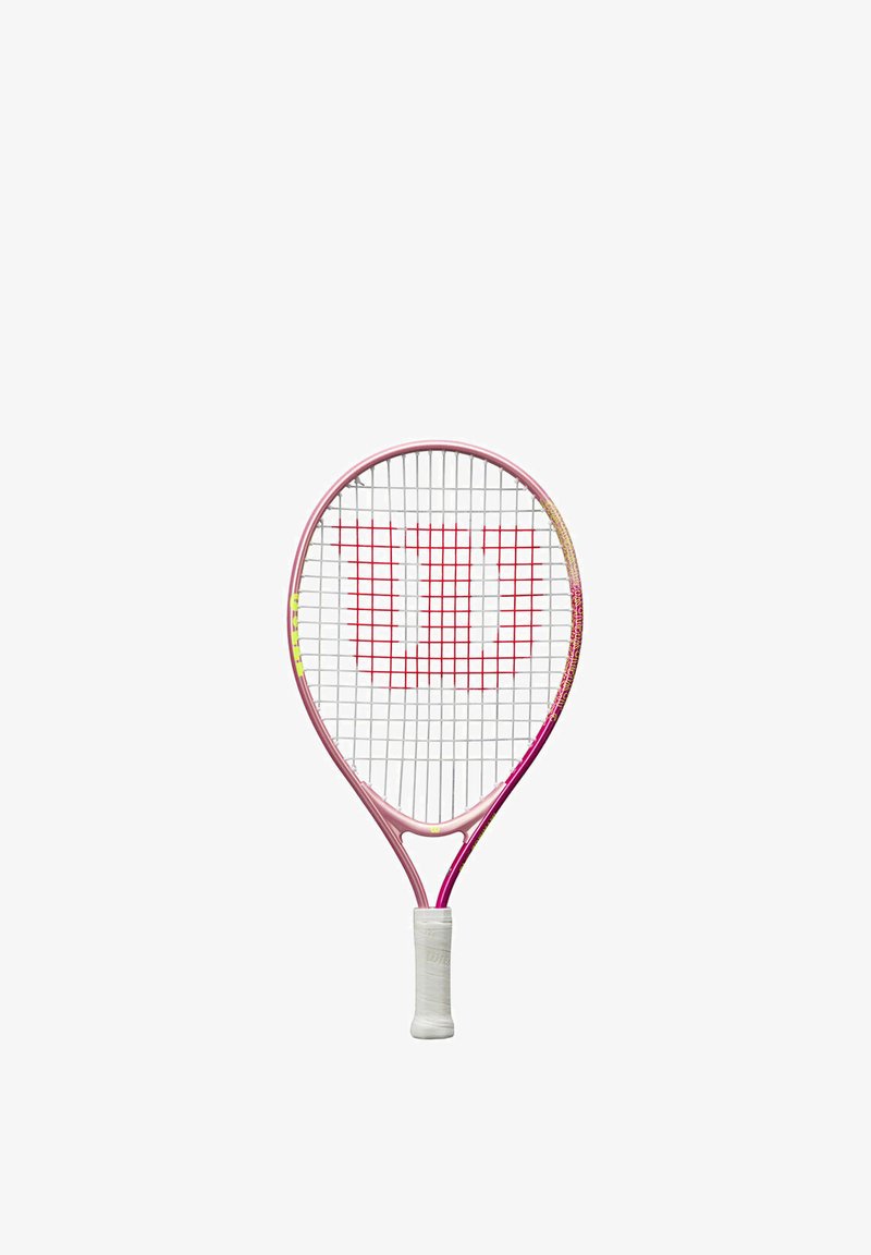 Tennisracket met een lichtroze frame, witte snaren en een opvallend rood "W"-logo. Voorzien van een gestructureerde witte grip.