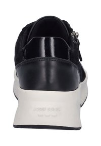 Černé kožené a semišové tenisky s robustní bílou podrážkou, hladkými akcenty a zipovým zapínáním na patě se značkovým logem.