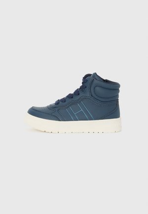 Granatowe trampki typu high-top wykonane z gładkiego materiału syntetycznego, z białą gumową podeszwą, w niebieskich akcentach i z zapięciem na sznurowadła.