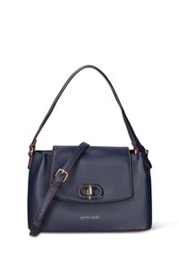 Marineblauwe leren handtas met korrelige textuur, hardware in goudkleur, flapsluiting en een afneembare schouderriem. "Pierre Cardin" geperst aan de voorkant.