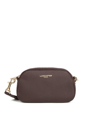 Sac bandoulière en cuir marron texturé avec garnitures dorées et logo "Lancaster Paris" à l'avant.