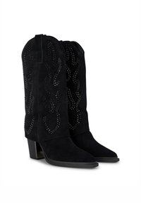 Botas de vaquero de ante negro con patrón de llamas con tachuelas, puntera afilada y tacón grueso. Cuenta con pestañas para facilitar su puesta.