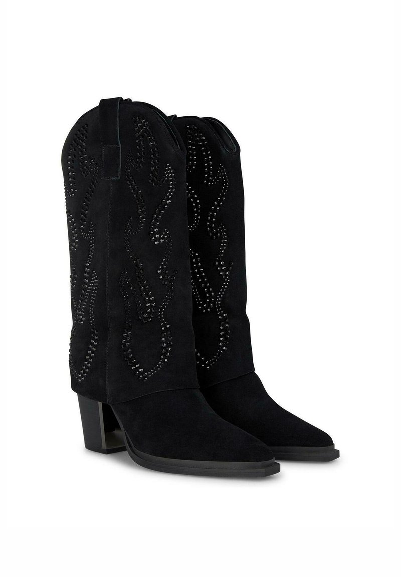Zwarte suède cowboylaarzen met een gestikte vlampatroon, puntige neus en chunky hak. Beschikt over trekbanden voor gemakkelijk aan- en uittrekken.