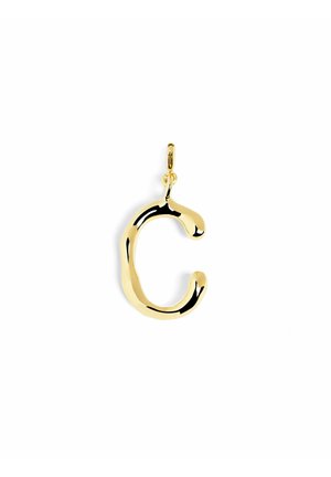 Pendentif en or en forme de lettre C stylisée avec une surface lisse et brillante, et une petite boucle pour l'attacher à une chaîne.