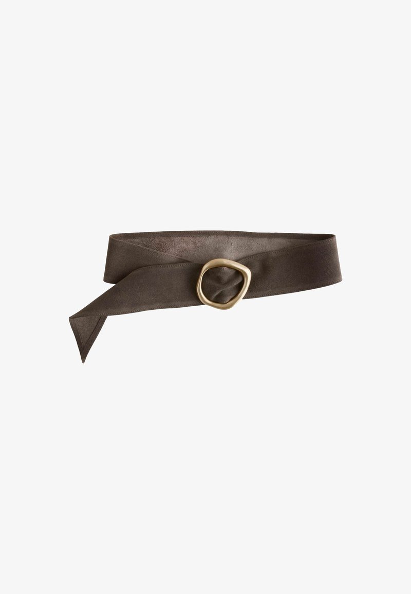 Ceinture en tissu suédé marron avec une boucle métallique dorée irrégulière, posée à plat avec une extrémité pointue sur fond blanc.