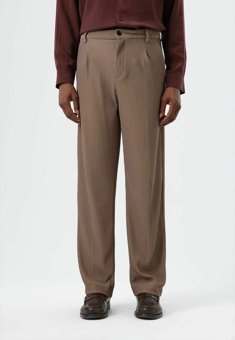 Pantalon marron à rayures fines avec une coupe droite, doté d'une fermeture à boutons, de passants pour ceinture et de deux poches latérales. Texture de tissu lisse.