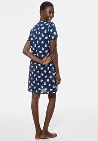 Robe bleue marine à manches courtes ornée d'un motif ludique de pois multicolores, conçue en tissu doux et léger, avec une coupe décontractée.