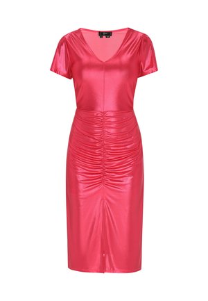 Tætsiddende, kortærmet kjole i lys pink satin. Har en V-udskæring, rynkede detaljer i taljen og en længde til knæene.