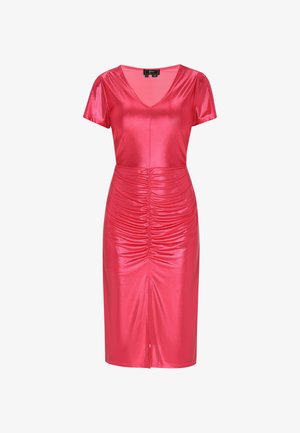 Feszes, rövidujjú ruha élénk rózsaszín selyemfényű anyagból. V-nyakú kivágással, redőzött részletekkel a deréknál, és térd feletti szoknyahosszal rendelkezik.