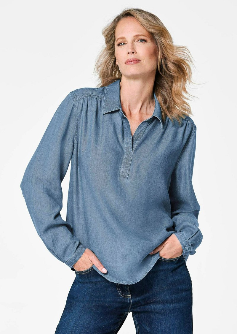 Hellblaue Denim-Hemd, lange Ärmel, mit Knöpfen versehenen Manschetten, Kragen und einer halben Knopfleiste. Glatte Textur, lockere Passform, abgerundeter Saum.