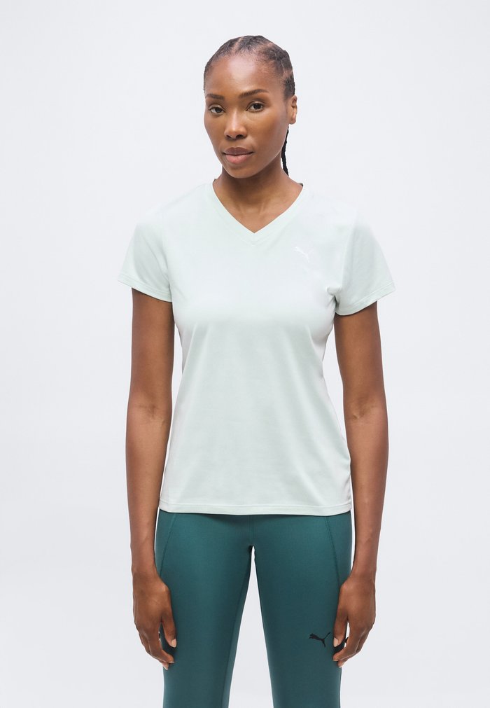PUMA TAD ESSENTIAL V NECK TEE - Sports T-shirt - créme de mint