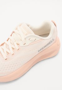 Scarpa da ginnastica rosa chiaro con tomaia in rete, suola flessibile e collo imbottito. Presenta lacci bianchi e dettagli in argento con logo sul lato.