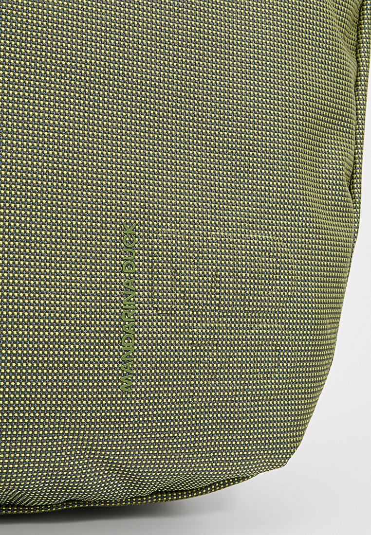 Bolsa de tela verde texturizada con un tejido estampado. Presenta el logotipo bordado "Mandarina Duck" en un verde a juego y una forma redondeada.