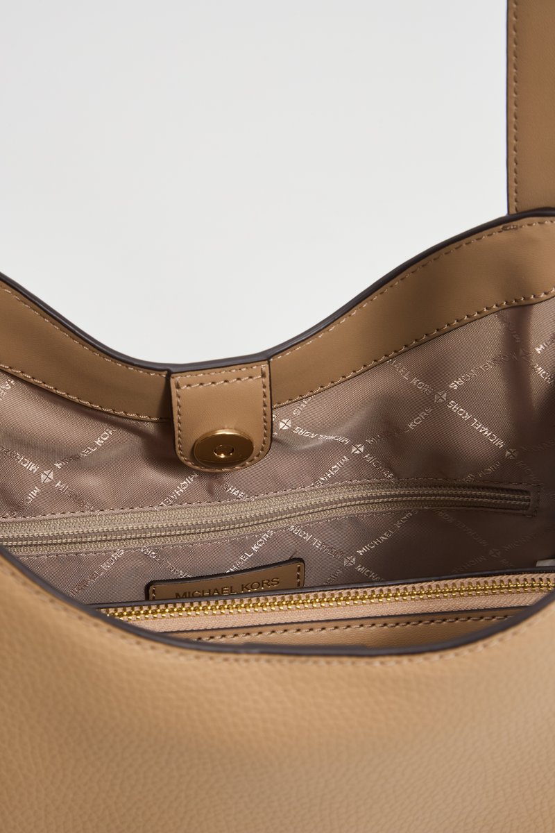 Bolso tote de cuero marrón con cierre a presión en la parte superior, que cuenta con un bolsillo interior con cremallera y un forro de tela con logo. Exterior texturizado e interior suave.