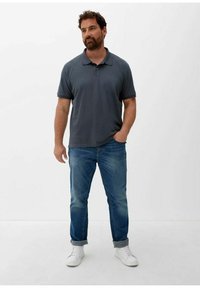 Donkergrijze polo voor heren, korte mouwen, gecombineerd met blauwe jeans en witte sneakers. Eenvoudig ontwerp, casual pasvorm, en zachte textuur.
