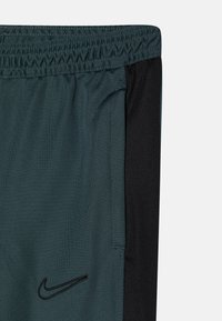 Nike Performance ACADEMY 23 PANT BRANDED UNISEX - Donji dijelovi trenirke - vintage green/black/white