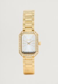Guldtonet rektangulær ur med en hvid urskive, krystalaccenter omkring bezel og et fleksibelt ledarmbånd. Moderne og strømlinet design.