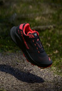 Dynafit ULTRA 100 GORE TEX - Scarpe da trail running - black out/fluo coral