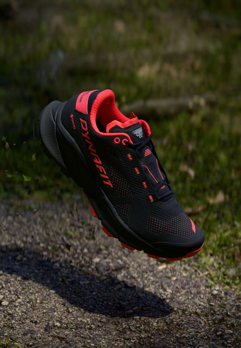 Dynafit ULTRA 100 GORE TEX - Chaussures de running - black out/fluo coral