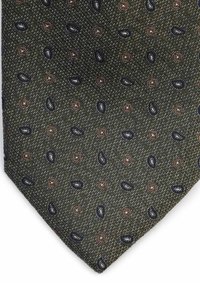 Zijden stropdas met een gestructureerde, donkergroene stof met een subtiel vissengraatpatroon, accentueert door kleine, herhalende blauwe en oranje motieven.