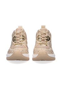 Zapatillas deportivas beige con parte superior texturizada, acentos dorados y sistema de cordones. La suela de goma cuenta con un agarre con patrón para mayor tracción.