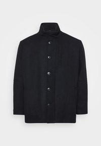 Czarny, usztywniany płaszcz wykonany z grubego materiału, z wysokim kołnierzem, sześcioma guzikami z przodu oraz bocznymi kieszeniami o prostym, minimalistycznym kroju.