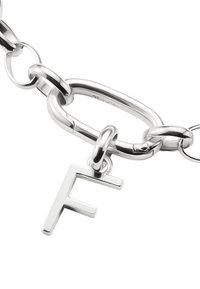 Bracciale a catena in argento con grandi anelli ovali, un gancio circolare e un charm metallico a forma di lettera "F" con finitura lucida.
